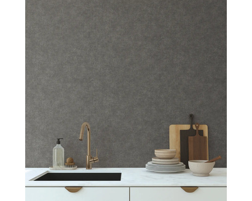 Kuchyňská scéna s dřezem, baterií, nádobím, prkénky a šedou strukturovanou tapetou