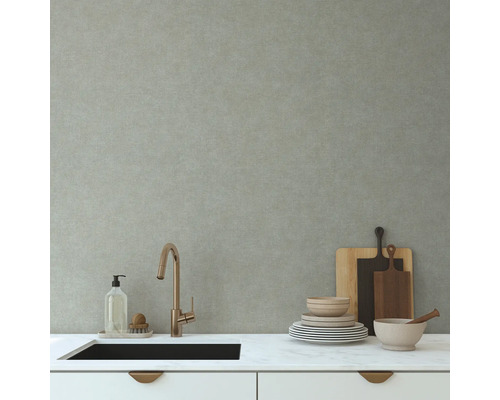 Moderní kuchyňská scéna s dřezem, baterií, nádobím, prkénky a texturovaným pozadím