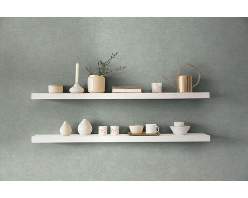 Dekorativní design stěn se dvěma bílými nástěnnými policemi a různými dekorativními předměty