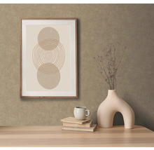 Dekorativní scéna s zarámovaným obrázkem, vázou, šálkem a knihami na stole