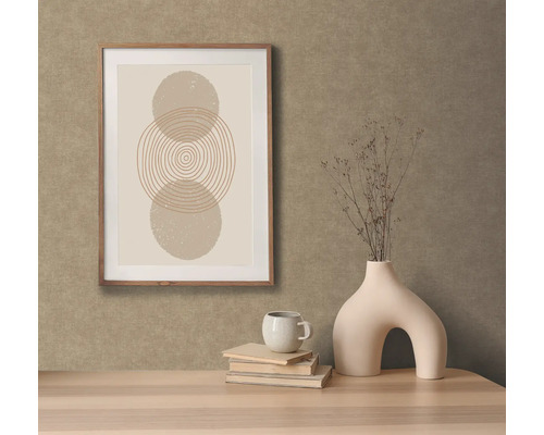 Dekorativní scéna s zarámovaným obrázkem, vázou, šálkem a knihami na stole