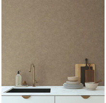 Kuchyňská scéna s dřezem, vodovodní baterií, nádobím, prkénky a dávkovačem mýdla na bílé pracovní desce před tapetou