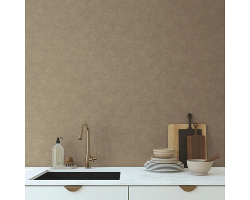 Kuchyňská scéna s dřezem, vodovodní baterií, nádobím, prkénky a dávkovačem mýdla na bílé pracovní desce před tapetou