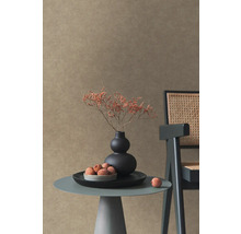 Dekorativní scéna se stolem, vázou, sušenými květinami a židlí před stěnou