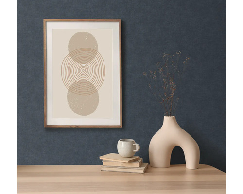 Ozdobný obraz s geometrickým designem v dřevěném rámu nad stolem