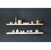 Dvě police s dekorativními předměty na zdi