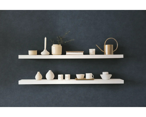 Dvě police s dekorativními předměty na zdi