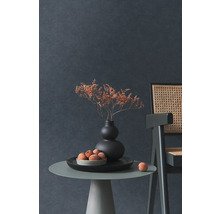 Dekorativní zátiší se sušenými květinami ve váze, miskou s ovocem a židlí na odkládacím stolku před tmavou stěnou