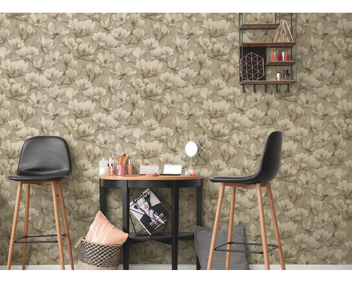 Pokoj s tapetou magnólie, stolem a barovými židlemi