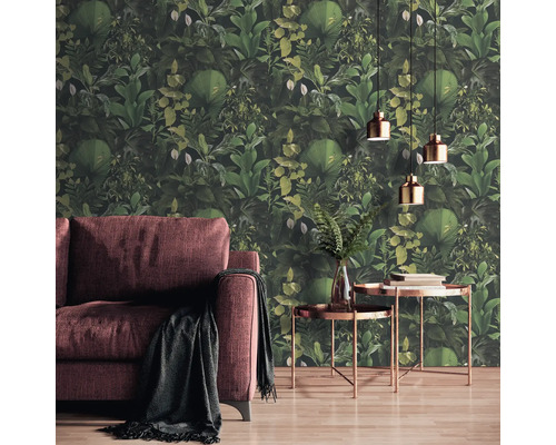 Obývací pokoj s pohovkou, odkládacími stolky a tapetou s motivem džungle