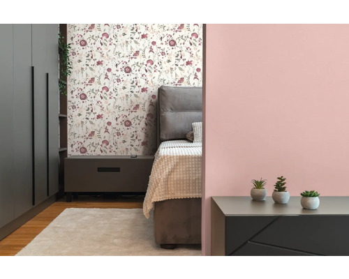 Ložnice s postelí, nočním stolkem, skříní a květinovou tapetou