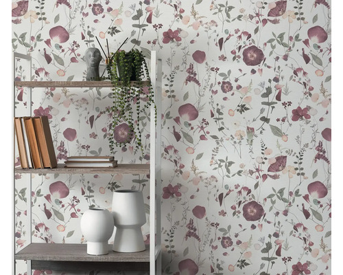 Police s dekorativními předměty před květinovou tapetou