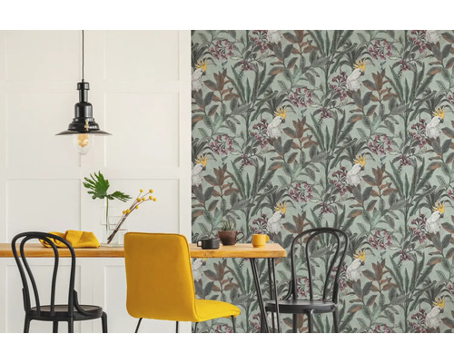 Jídelna s tapetou se vzorem papoušků, jídelním stolem a židlemi