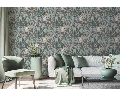 Obývací pokoj s tapetou se vzorem kakadu a rostlinnými motivy, pohovka a židle.