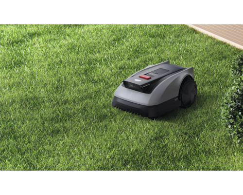 Robotická sekačka na trávníku