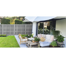 Zahradní posezení s plotem pro ochranu soukromí a slunečníkem
