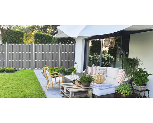 Zahradní posezení s plotem pro ochranu soukromí a slunečníkem