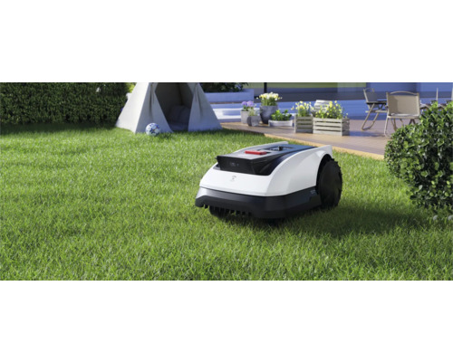 Robotická sekačka na trávníku před stanem a terasou