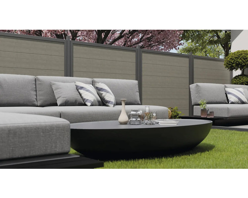 Terasa s posezením a zástěnou pro ochranu soukromí