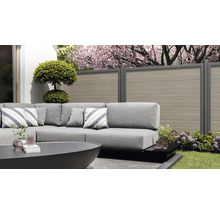 Zahradní scéna s posezením, plotem a dekorací