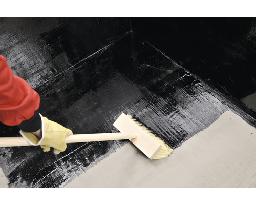 Nanášení tekutého plastu plochým štětcem na povrch