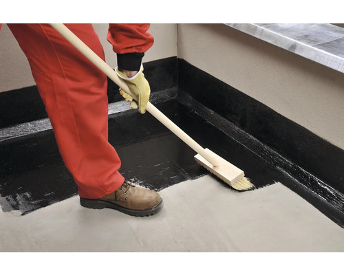 Aplikace těsnicí hmoty plochým štětcem v interiéru