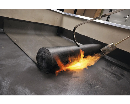 Asfaltový pás svařovaný plynovým hořákem.