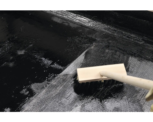 Nanášení epoxidové pryskyřice štětcem na sklolaminátovou rohož