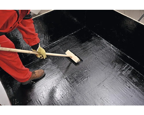 Nanášení bitumenové izolace na povrch štětkou