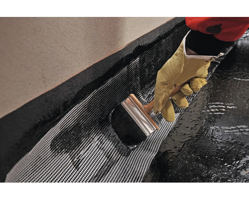 Nanášení tekutého plastu plochým štětcem a tkaniny ze skelných vláken pro utěsnění