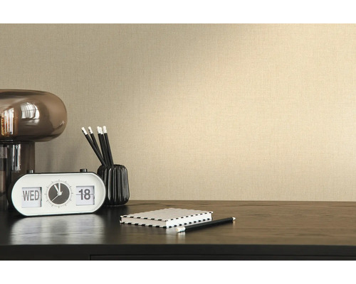 Detail béžové vliesové tapety s textilní strukturou na zdi