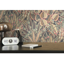 Detailní pohled na pokoj s květinovou tapetou, retro stolním kalendářem, tužkami a poznámkovým blokem