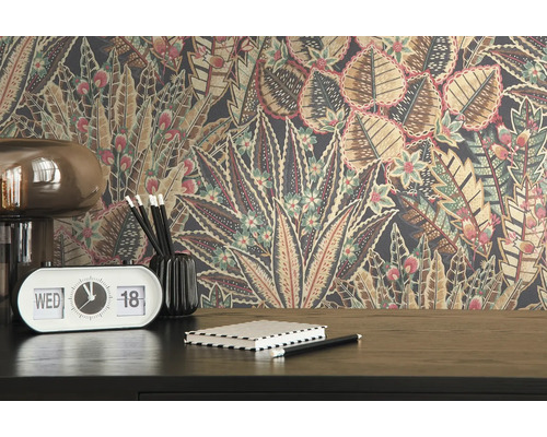 Detailní pohled na pokoj s květinovou tapetou, retro stolním kalendářem, tužkami a poznámkovým blokem