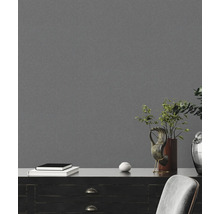 Šedá textilní tapeta v interiéru