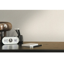 Detailní pohled na béžovou tapetu se stolem a příslušenstvím