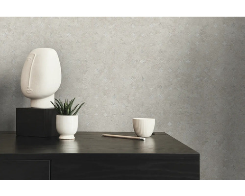 Dekorativní tapeta se vzorem na komodě s dekoracemi.