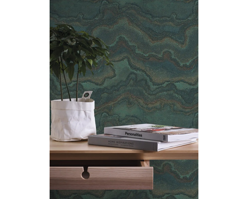 Dekorativní tapeta s motivem rostlin, stůl a dekorace