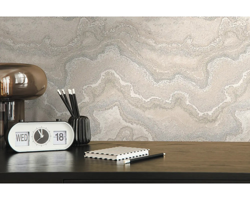 Detail nástěnné tapety s vlnitým mramorovým vzorem v kanceláři.