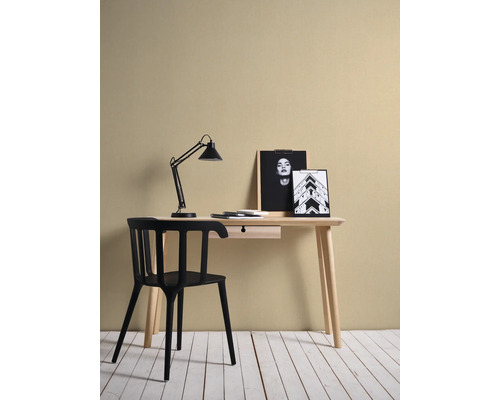 Psací stůl s lampou, zápisníkem, perem, židlí a fotorámečky