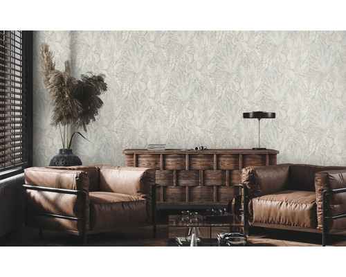 Obývací pokoj s hnědými koženými křesly a tapetou s rostlinným vzorem