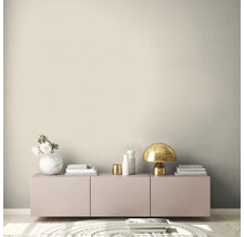 Obývací pokoj s komodou, lampou, dekorací a kobercem