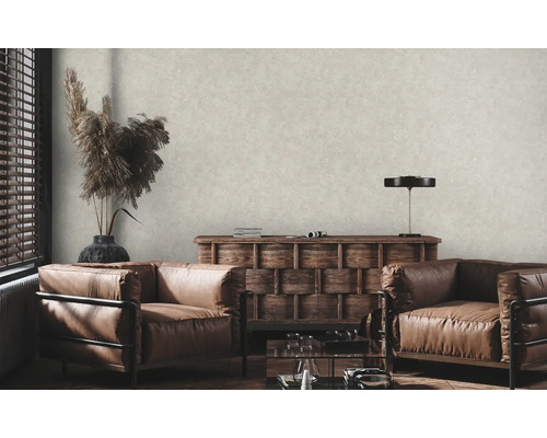 Obývací pokoj s koženými křesly, dřevěnou komodou a dekorativní květinovou vázou pro stylový interiér.