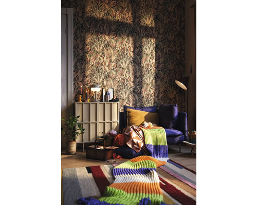 Obývací pokoj s tapetou se vzorem, pohovkou a kobercem