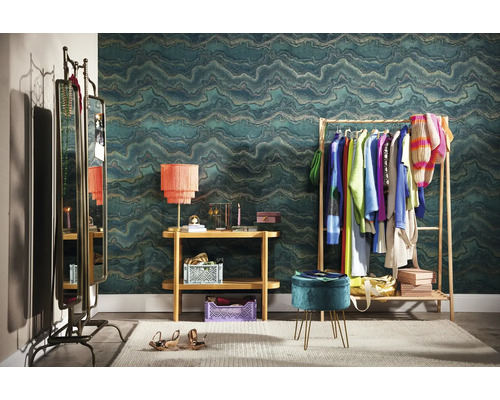 Příklad vybavení šatny s věšákem na oblečení, zrcadlem, konzolou, lampou, stoličkou a vzorovanou tapetou.
