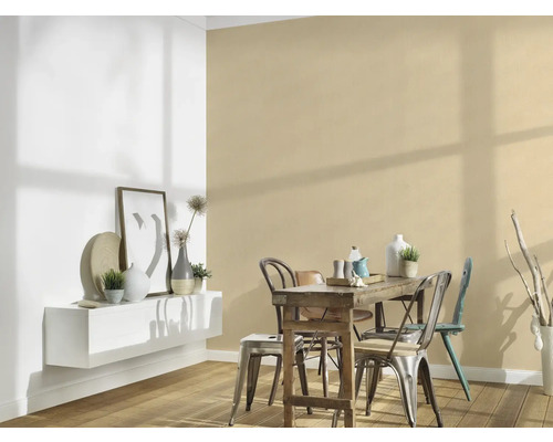 Jídelna s dřevěným stolem, židlemi a nástěnnou dekorací