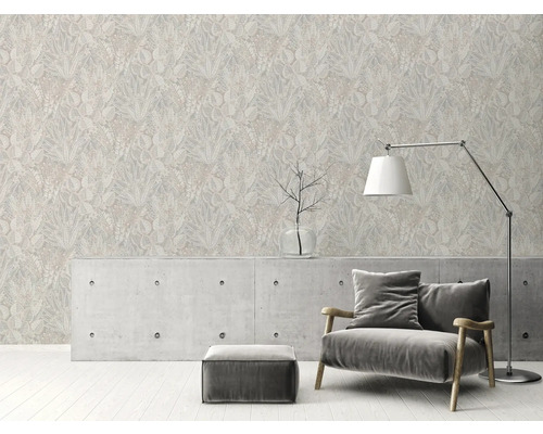 Obývací pokoj s květinovou tapetou, křeslem a stojací lampou