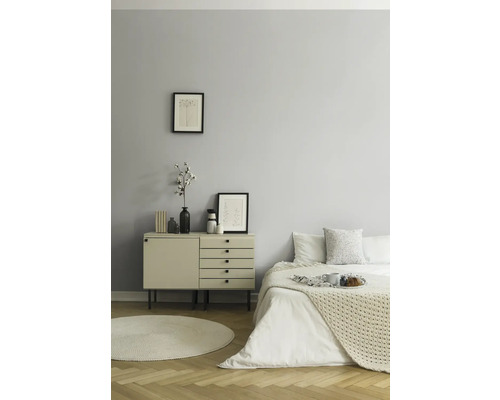 Ložnice s postelí, komodou, dekorací a kobercem na parketové podlaze