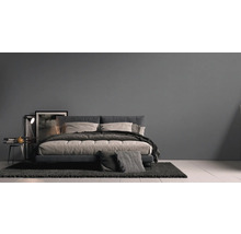 Ložnice s dvoulůžkem, nočním stolkem a kobercem