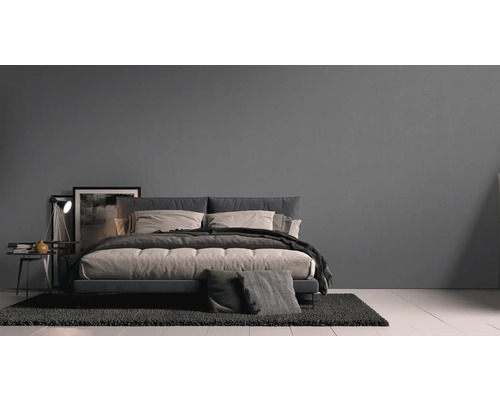 Ložnice s dvoulůžkem, nočním stolkem a kobercem