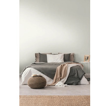 Ložnice s postelí, nočním stolkem, stoličkou a kobercem